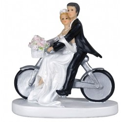 Couple de mariés à vélo
